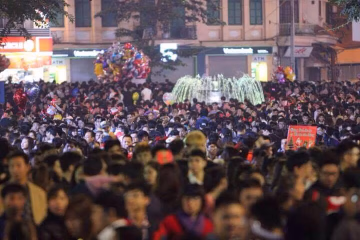 Tắc cứng ở Hồ Gươm.