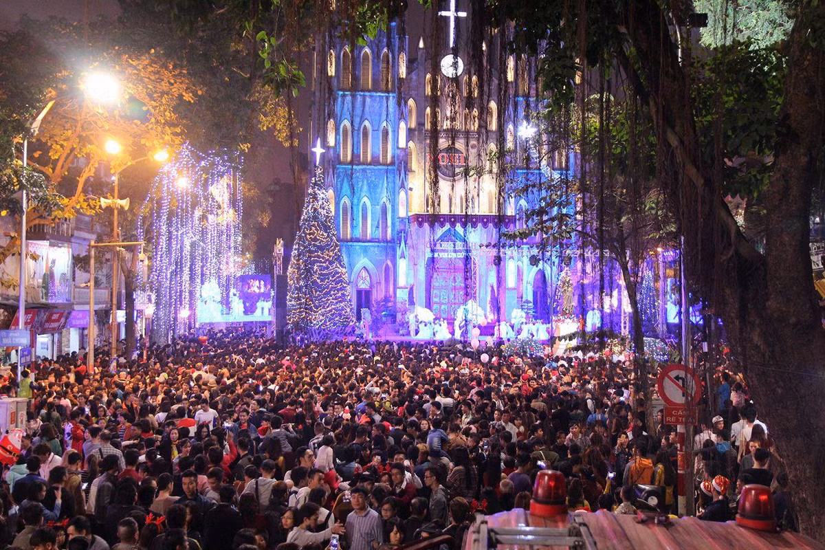 Khu vực Nhà thờ lớn ken đặc người chờ giây phút Chúa giáng sinh.