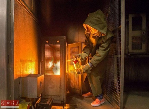 Nữ tiếp viên xử lý khi có đám cháy.