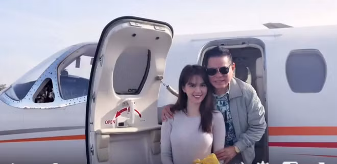 Thời gian ở Mỹ, cô được đưa đón bằng máy bay riêng và xe sang của ông Hoàng Kiều. Ngọc Trinh cũng tham gia các sự kiện tiệc mừng năm mới của gia đình tỷ phú.