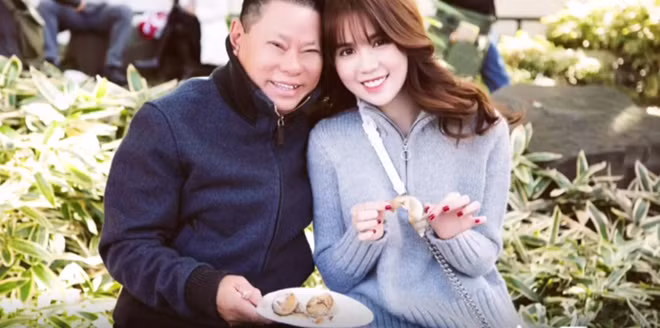 Nhân dịp Giáng sinh, trang cá nhân của tỷ phú Hoàng Kiều chia sẻ những hình ảnh "tình tứ" bên kiều nữ 27 tuổi Ngọc Trinh trong hai tháng bên nhau. Họ chính thức hẹn hò từ tháng 11 qua sự giới thiệu của con dâu doanh nhân nổi tiếng. Người con dâu tiết lộ ông Hoàng Kiều "cảm mến Ngọc Trinh ngay khi nhìn thấy ảnh cô chụp chung với đồng nghiệp". Sau đó, ông Hoàng Kiều chủ động liên lạc và nhận được sự đồng ý của người đẹp. Họ từng đi du lịch Nhật Bản vào tháng 11.