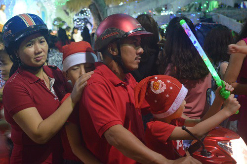 Cả gia đình vui chơi Noel tại đường Phạm Thế Hiển.