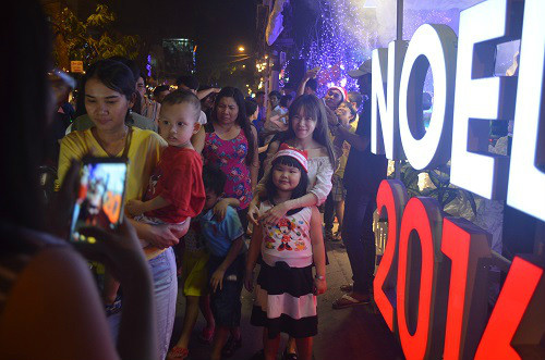 Chụp hình kỷ niệm cùng người thân đón Noel 2016.