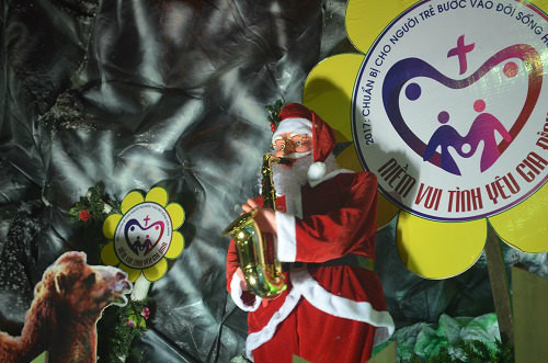 Hình ảnh ông già Noel được trang trí trên đường.