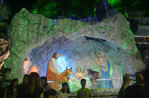 Một hang đá bày trí chào đón Giáng sinh.