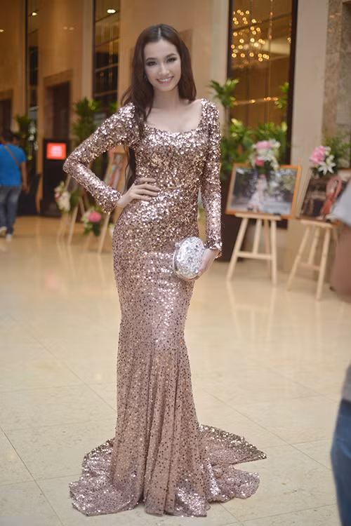 Với thân hình thon gọn, Trúc Diễm chinh phục thành công chất liệu khó nhằn sequins.