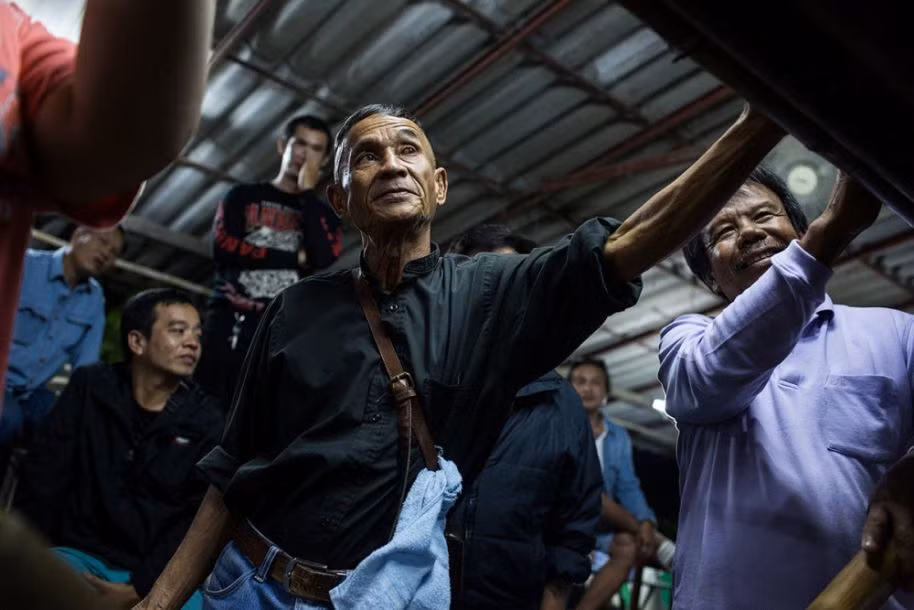 Những người đàn ông say mê theo dõi trận kịch chiến của bọ cánh cứng tê giác. Khi chiến đấu, những con bọ cánh cứng tê giác có thể nâng đối thủ lên bằng sừng. Chúng cũng thắng nếu đối thủ bỏ chạy hay bị lật ngược. (Nguồn Sina)