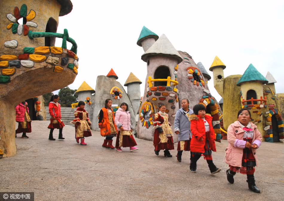 Tại Côn Minh, Vân Nam, Trung Quốc có một thôn nhỏ kỳ lạ được gọi là Hắc Kiều Mẫu, thuộc trấn Bích Kê, khu Tây Sơn. Nơi đây được gọi là xứ sở người lùn hay ngôi làng cổ tích của người lùn bởi dân cư trong làng không có người nào cao vượt 1,3m. (Nguồn Sina)