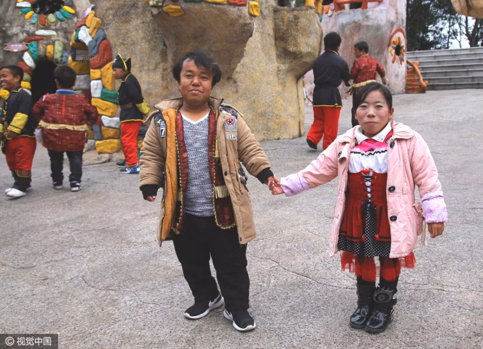 Ở đây họ sống đời sống tự cung tự cấp, cũng có cả cảnh sát và cứu hỏa, chuyên lo về trật tự trị an trong làng. (Nguồn Sina)