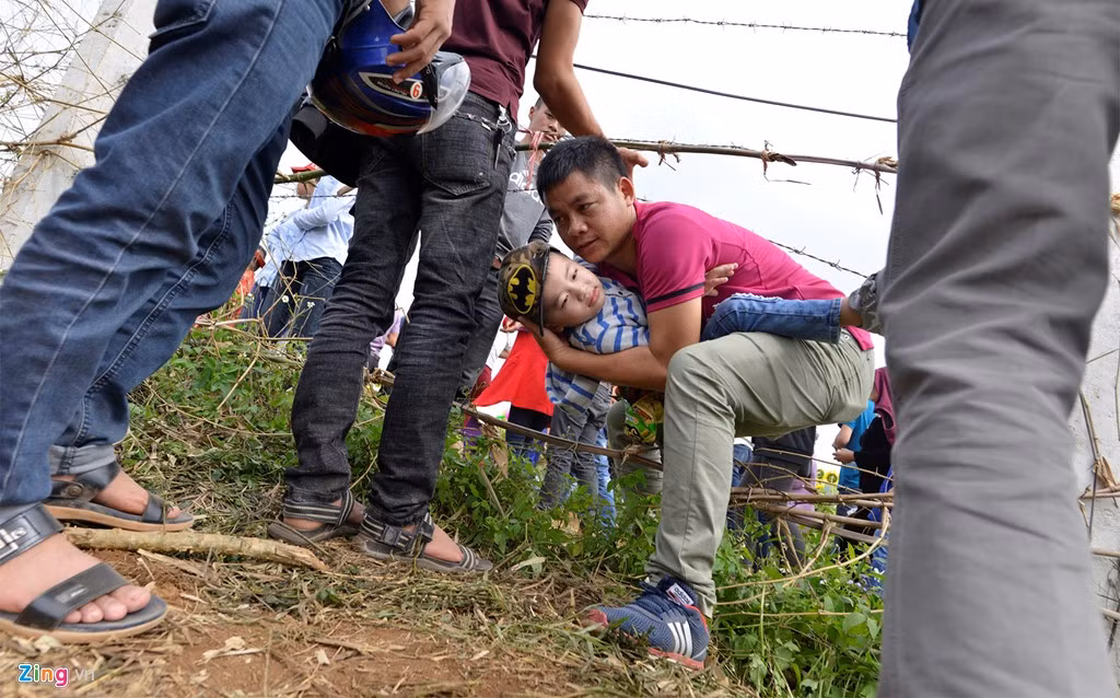 Cánh đồng hoa này rộng gần 100 ha, thường nở rộ vào dịp cuối năm và thu hút rất đông khách tham quan. Trong ảnh là khu vực phía ngoài cổng vào lễ hội hoa lúc 10h.