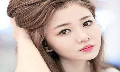 Mắt to, lông mày thô và ánh nhìn nghiêm nghị là phụ nữ thanh liêm, dễ đạt phú quý, có sức khỏe dồi dào và rất thọ.