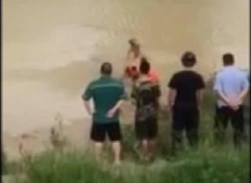 Tuy nhiên, khi vừa chạm vào người chết bất ngờ tỉnh lại khiến anh lính cứu hộ giật bắn mình. Người đàn ông này cho biết do trời nóng quá nên anh ra sông nằm giải nhiệt. Nước mát khiến anh thiếp đi nhiều giờ liền và trôi dạt trên sông.