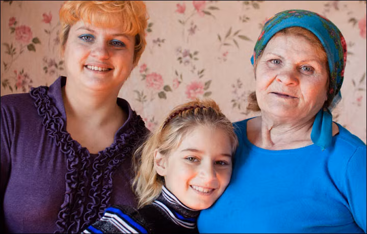 Cô buồn bã trở về nhà lo hậu sự cho mẹ, chỉ đợi đến thứ 2 đến nhà xác bệnh viên lấy xác về chôn. Tuy nhiên, khi đến bệnh viện cô ngỡ ngàng khi nhìn thấy mẹ đang đứng trong một căn phòng ở bệnh viện. Các bác sĩ vô cùng ngạc nhiên khi không thể giải thích được trường hợp chết đi sống lại kỳ lạ của bà.