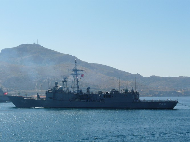 Khinh hạm hạng nặng lớp Oliver Hazard Perry ra đời từ thập niên 1970 với mục đích bảo vệ nhóm tàu đổ bộ, nằm trong biên đội hộ tống tàu sân bay, tuần tra bảo vệ lãnh hải.