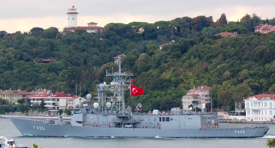 Vũ khí trang bị nguyên bản của tàu gồm 1 ray phóng đơn Mk 13 dùng để bắn tên lửa phòng không SM-1R và tên lửa chống hạm Harpoon (cơ số 40 quả cho cả 2 loại).