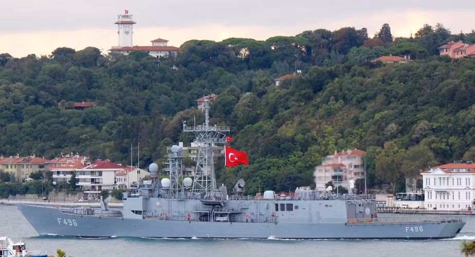 Vũ khí trang bị nguyên bản của tàu gồm 1 ray phóng đơn Mk 13 dùng để bắn tên lửa phòng không SM-1R và tên lửa chống hạm Harpoon (cơ số 40 quả cho cả 2 loại).