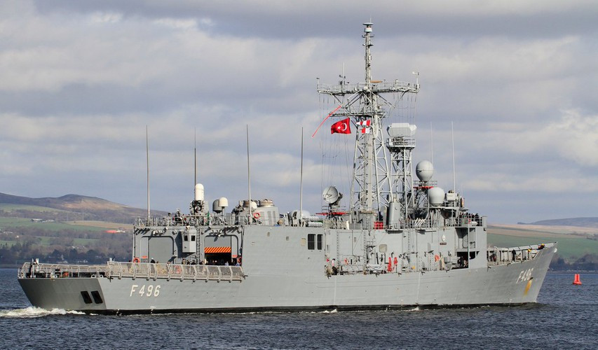 Với chiều dài 136 m, chiều rộng 14 m, lượng giãn nước đầy tải 4.200 tấn, thủy thủ đoàn 176 người, Oliver Hazard Perry có thể được xếp vào phân lớp khu trục hạm cỡ nhỏ.