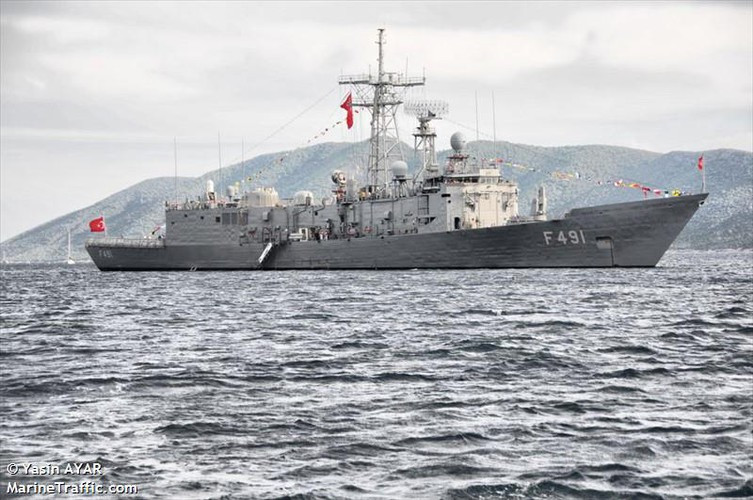 Tàu hộ vệ lớp Oliver Hazard Perry được Mỹ chế tạo với yêu cầu giá thành không quá đắt để đủ sức thay thế các tàu khu trục cũ cũng như khinh hạm lớp Knox đã lạc hậu.