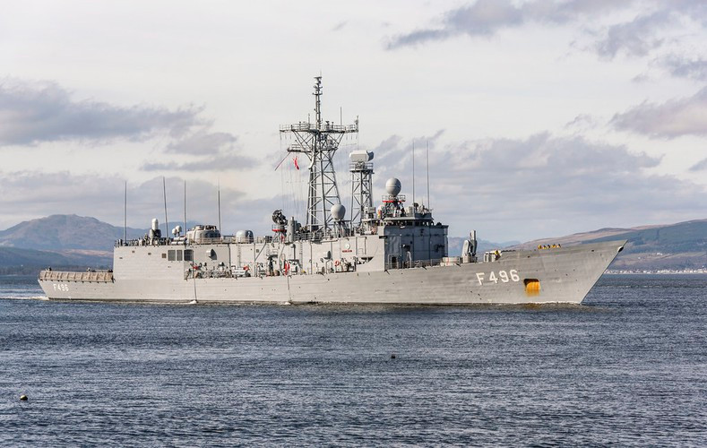 Kèm theo đó là 1 hệ thống phòng thủ tầm cực gần (CIWS) Phalanx cỡ 20 mm và 4 súng máy 12,7 mm. Sàn đáp và nhà chứa máy bay phía đuôi cho phép mang theo 2 trực thăng săn ngầm MH-60.