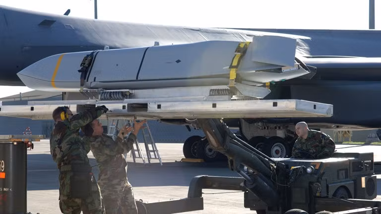 Lockheed Martin sẽ phải hoàn thành hợp đồng trước khi kết thúc tháng 8/2023. Phiên bản nâng cấp sâu JASSM có tầm bắn khoảng 1.600 km và chỉ khai hỏa được trên máy bay ném bom mang tên lửa và chiến đấu cơ hạng nặng.