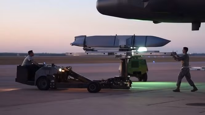 Hợp đồng nâng cấp bao gồm tất cả các hoạt động về kỹ thuật công nghệ và lập trình theo từng giai đoạn cập nhật, thực hiện những công việc cần thiết trong thiết kế, phát triển, tích hợp các hệ thống thứ cấp. Nhà sản xuất còn phải thử nghiệm và kiểm tra xác minh những thay đổi trong các bộ phận, các hệ thống thứ cấp của thiết bị điện tử căn bản của JASSM nâng cấp, các thiết bị bảo đảm hoạt động của phần cứng, phần mềm và phần mềm đảm bảo khả năng tác chiến cao nhất.