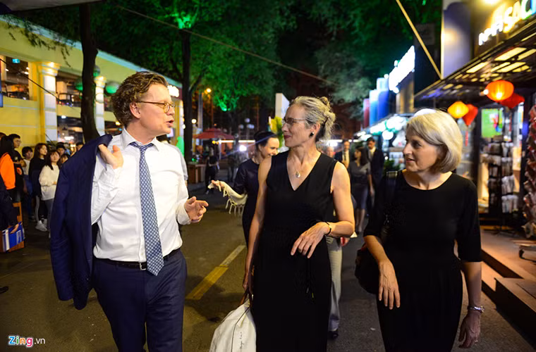 Trong khi đó, Đại sứ Thụy Điển Pereric Högberg bày tỏ sự quan tâm đối với các hoạt động trao đổi văn hóa giữa EU với Việt Nam, cụ thể là TP.HCM. Ông hy vọng thành phố và Thụy Điển sẽ có nhiều hợp tác lâu dài trong vấn đề này, mang văn hóa của Thụy Điển đến nhiều hơn với người dân, đặc biệt là thế hệ trẻ.