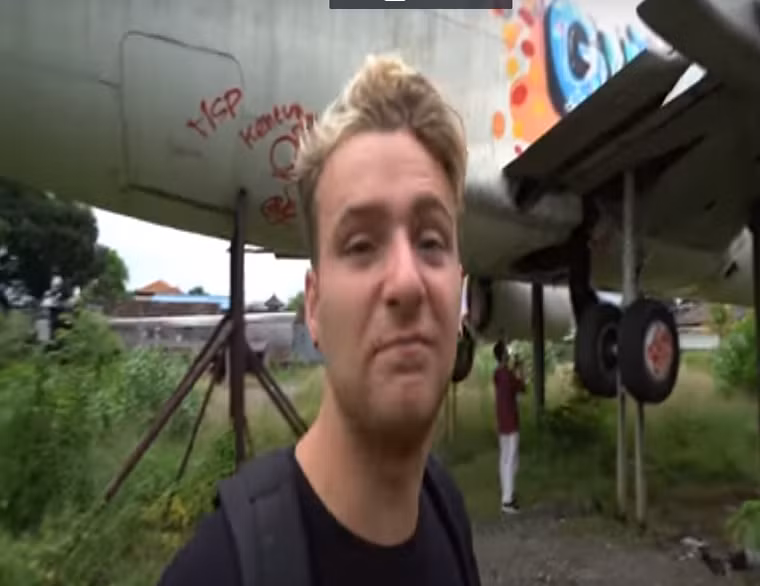 Được biết, đây không phải là máy bay Boeing 737 kỳ lạ duy nhất trên đảo Bali. Có một chiếc Boeing 737 khác nằm cách chiếc máy bay đầu tiên khoảng 8 km về phía bắc. Ảnh: News.com.