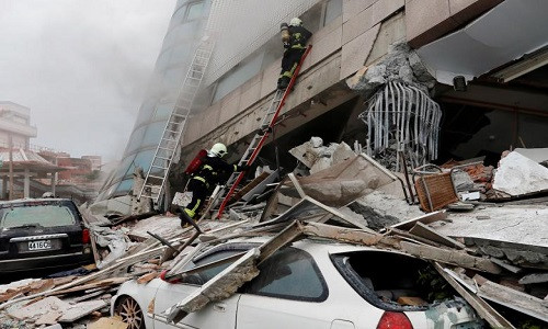 Lực lượng cứu hộ cố gắng giải cứu những người bị mắc kẹt trong một tòa nhà ở Hoa Liên.