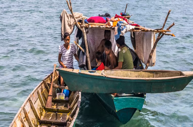 Trẻ em Bajau không được đến trường. Thay vì học các môn khoa học, chúng được dạy cách bắt cá, bạch tuộc, tôm,…