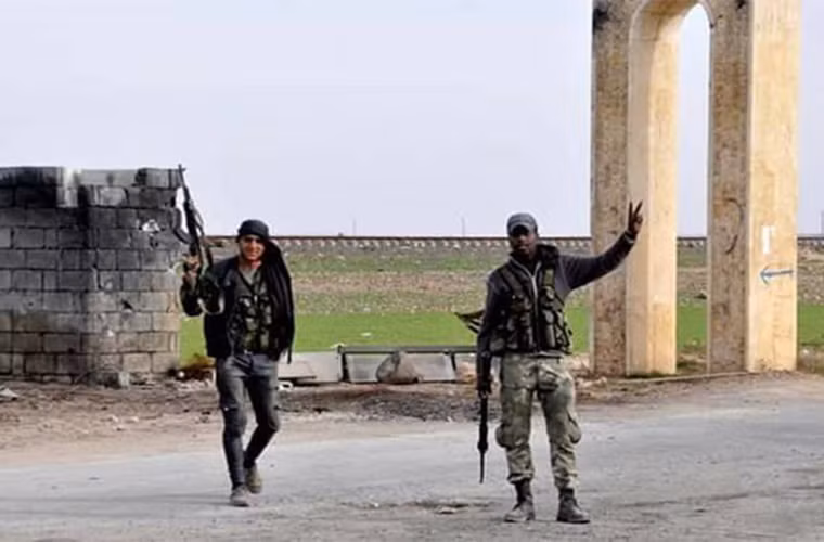 Trong khi đó, nguồn tin chiến trường hồi cuối tuần trước cho biết, các tay súng HTS đã bắt đầu rút lực lượng khỏi vùng ngoại ô thị trấn Fua’a và Kafraya.