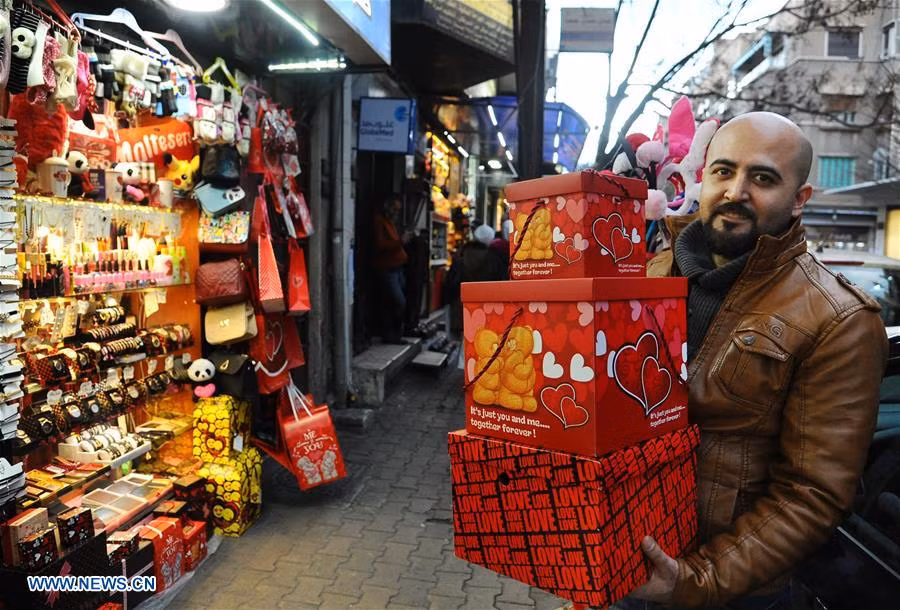 Người đàn ông ở Damascus chuẩn bị những hộp quà dùng trong dịp Lễ Tình nhân 2018.