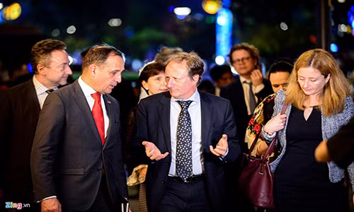 Trưởng phái đoàn EU Bruno Angelet (giữa) cho biết EU và Việt Nam có nhiều mục tiêu chung và khối này sẽ luôn hỗ trợ Việt Nam cũng như TP.HCM.