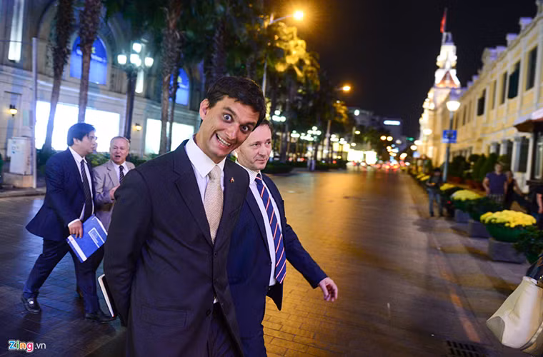 Các đại sứ tỏ ra thích thú trước khung cảnh TP.HCM về đêm và các hoạt động văn hóa diễn ra tại khu vực trung tâm quận 1.