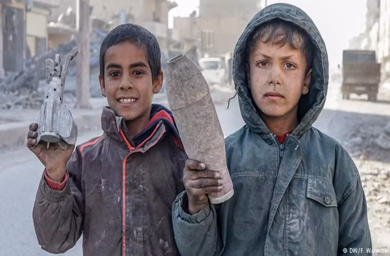 Thiết bị nổ tự chế vẫn là mối đe dọa thực sự gây thương tích cho người dân ở thành phố Raqqa hiện nay.