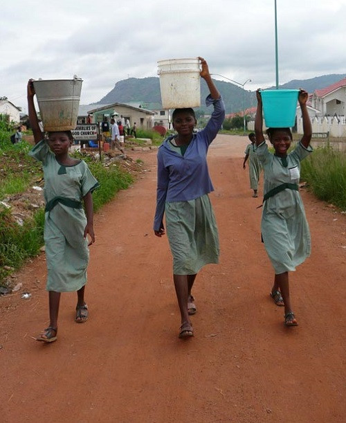 Theo Fact Slides, người dân ở Châu Á và Châu Phi phải đi bộ trung bình 6 km để lấy nước sinh hoạt. Ảnh: FS.