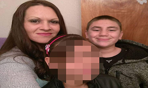 Bé Jeremiah Valencia (phải) trong một bức ảnh chụp cùng mẹ, Tracy Ann Pena. Ảnh: The Sun.