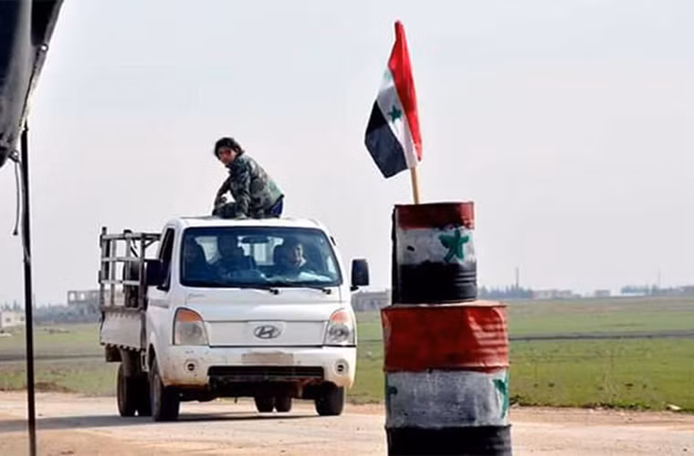 Đồng thời, chiến đấu cơ Syria đã trút “mưa” bom xuống một đoàn xe quân sự của nhóm khủng bố HTS ở phía đông Saraqib nằm trên tuyến đường Idlib-Aleppo.