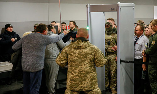 Người ủng hộ ông Saakashvili tranh cãi với cơ quan biên phòng Ukraine. Ảnh: Reuters.