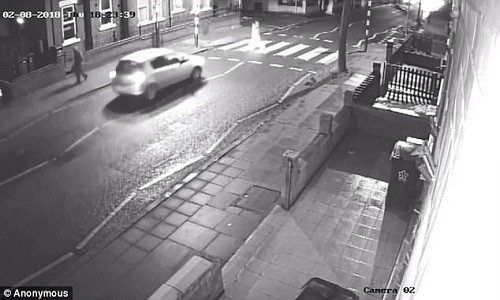 Thời điểm chiếc ô tô chuẩn bị tông trúng người đi đường. Ảnh: Daily Mail.