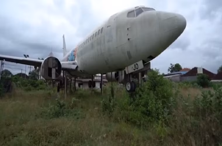 Một số người nói rằng chủ nhân của chiếc phi cơ này định biến nó thành một nhà hàng để kinh doanh. Tuy nhiên, kế hoạch này sau đó đã không được thực hiện. Ảnh: DM.