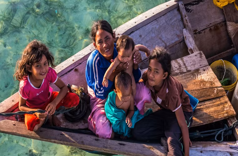 Các thành viên bộ tộc Bajau vẫn chủ yếu sống trên những con thuyền lênh đênh giữa biển.