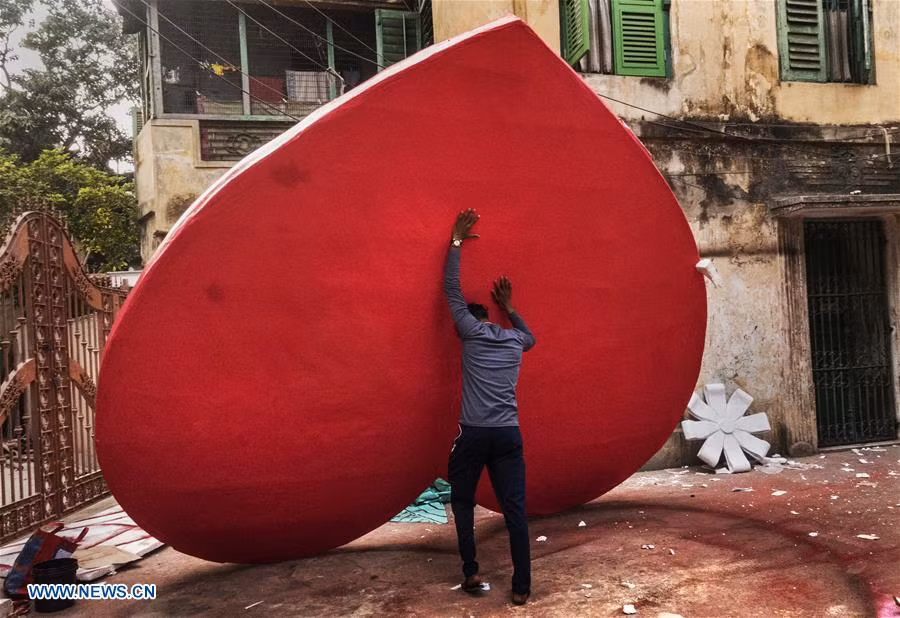 Trái tim khổng lồ được sử dụng để trang trí cho đường phố Kolkata, Ấn Độ, ngay trước ngày lễ Valentine.