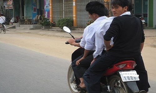 Nhiều học sinh vi phạm pháp luật bởi cách yêu thương sai lầm của bậc làm cha mẹ. Ảnh: Hồng Long/giaoduc.net.vn.