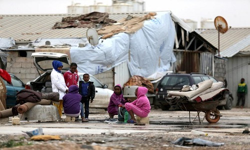 Theo Reuters, cuộc nội chiến Libya 6 năm trước đã khiến hàng chục nghìn người dân ở Tawergha phải rời bỏ nhà cửa đi lánh nạn. Kể từ đó, Tawergha bị bỏ hoang và không khác gì một “thị trấn ma”. Ảnh: Các em nhỏ Libya đến từ thị trấn Tawergha tập trung tại khu trại tị nạn tạm bợ ở thành phố Benghazi hôm 4/2. (Nguồn ảnh: Reuters)
