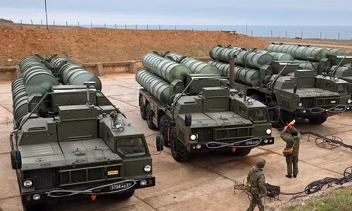 Hệ thống tên lửa phòng không S-400. Ảnh: TASS.