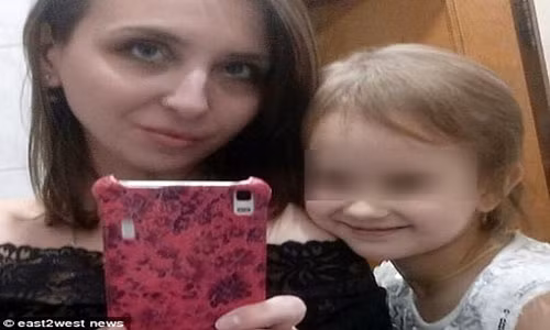 Bé Nadezhda Krasova và mẹ nằm trong số những hành khách xấu số. Ảnh: DM.