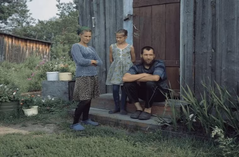 Một vài người dân địa phương nói chuyện ngoài bậc cửa.