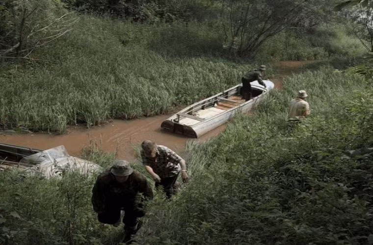 Để đến được ngôi làng biệt lập này, du khách chỉ có thể đi bằng thuyền qua sông hoặc trực thăng.