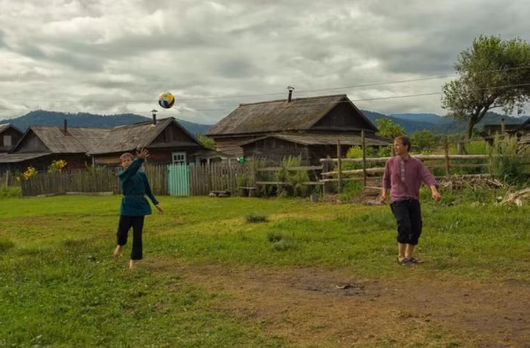 Người dân địa phương chơi đá bóng lúc rảnh rỗi. (Nguồn ảnh: English Russia)