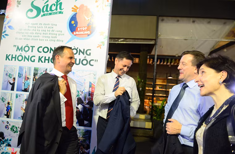 Trước khi đến phố đi bộ và đường sách, các đại sứ đã có buổi gặp mặt và làm việc với Bí thư Thành ủy TP.HCM Nguyễn Thiện Nhân và Chủ tịch UBND TP.HCM Nguyễn Thành Phong.